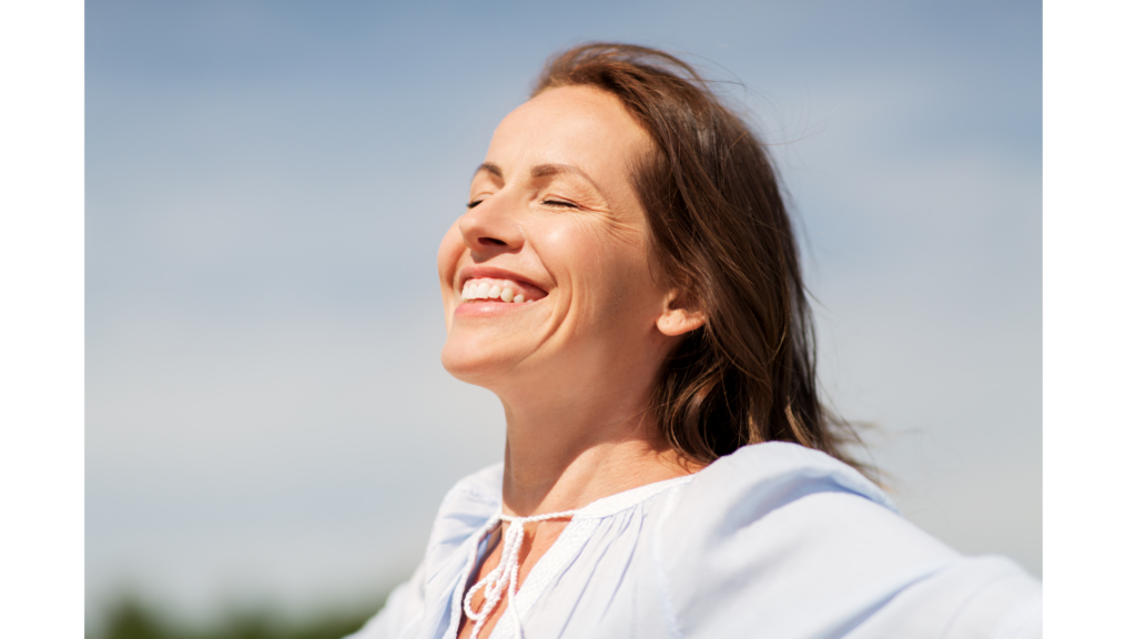 Femme mature au soleil en été, routine beauté protection solaire peau mature après 40 ans
