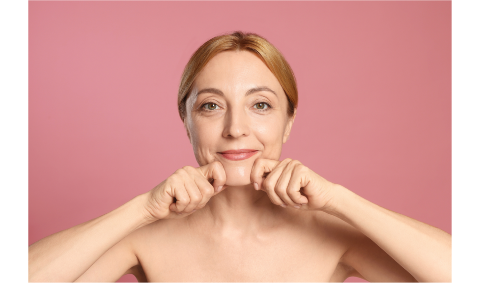 Femme mature pratiquant un massage facial naturel, geste beauté pro-age après 40 ans