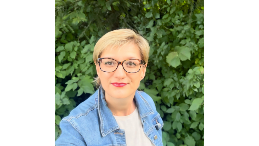 Femme mature en automne, routine beauté saisonnière peau mature Amatera